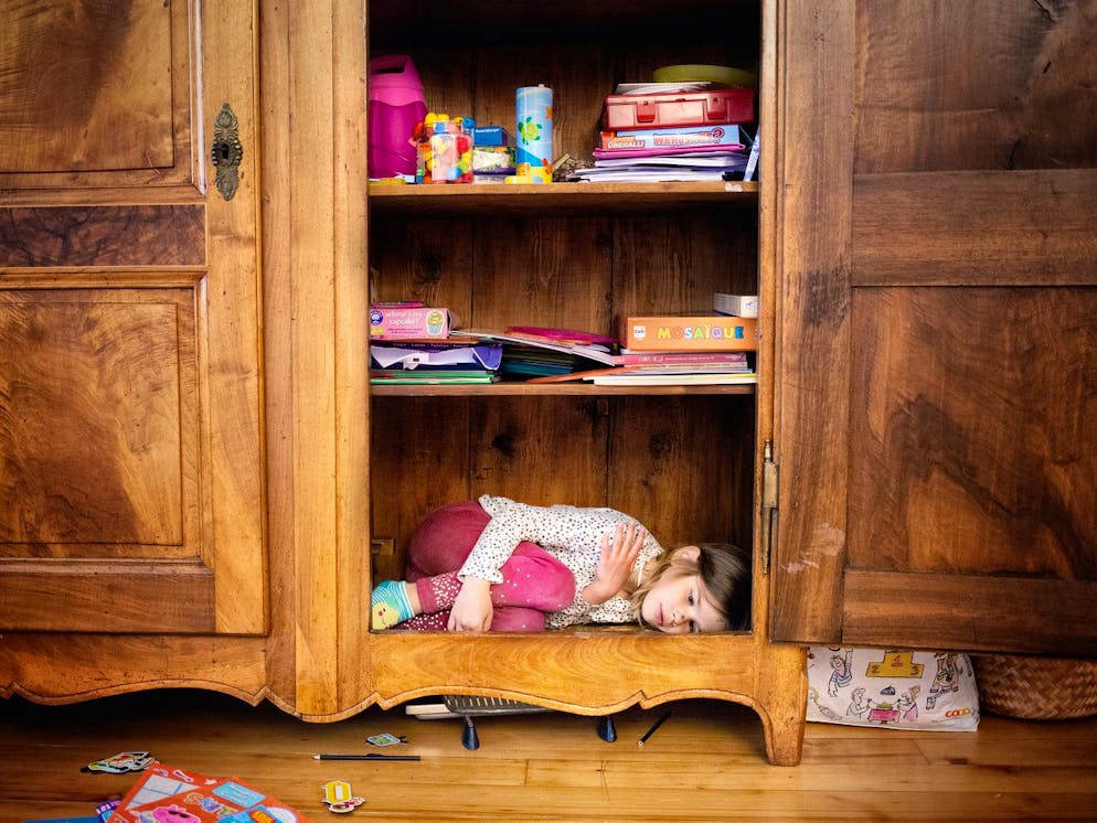 SWISS PRESS PHOTO 2021 - 1. PREIS ALLTAG: SARAH CARP - Und plötzlich schrumpft das Universum auf die Grösse einer Wohnung. Eventuell kommt der Garten noch dazu, ein bisschen vom Quartier, aber viel weiter kommt eine Fotografin im Lockdown nicht, wenn sie zudem allein auf zwei kleine Kinder aufzupassen hat. Zusammen entdecken sie dafür, welcher Zauber in den Winkeln dieses Universums steckt. Und dass der Ausnahmezustand mehr ist als die Fortsetzung des Alltags mit anderen Mitteln: Wo die Fotografie zum täglichen Ritual wird, schafft sie eine neue, eine zweite Wirklichkeit. Das macht diese Kindheitstage auch erzieherisch interessanter: «Wenn Mama Fotos macht, dürfen die beiden eine Menge Dinge tun, die sonst nicht erlaubt wären.» Yverdon-les-Bains, Frühjahr 2020. (SWISS PRESS PHOTO/KEYSTONE/Sarah Carp, Le Matin Dimanche)
HANDOUT, NO SALES, VERWENDUNG NUR IM ZUSAMMENHANG MIT DER BERICHTERSTATTUNG ZU SWISS PRESS PHOTO 21, BEI VERWENDUNG MUSS DIE VOLLSTAENDIGE QUELLENANGABE ANGEGEBEN WERDEN. MANDATORY CREDIT