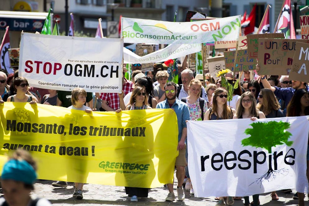 Protesters during their march against the multinational agrochemical and agricultural biotechnology companies Monsanto and Syngenta in Morges, Switzerland, Saturday, May 21, 2016. The EU on 18 and 19 May did not renew a licence for the herbicide glyphosate which is produced by Monsanto. (KEYSTONE/Jean-Christophe Bott)....Des personnes manifestent lors d'une marche internationale contre l'entreprise Monsanto afin d'alerter l'opinion publique sur les dangers que les multinationales de l'agrochimie font courir l'environnement et a l'agriculture traditionnelle ce samedi 21 mai 2016 a Morges. Monsanto, est leader dans la production de semences genetiquement modifiees, OGM. (KEYSTONE/Jean-Christophe Bott)