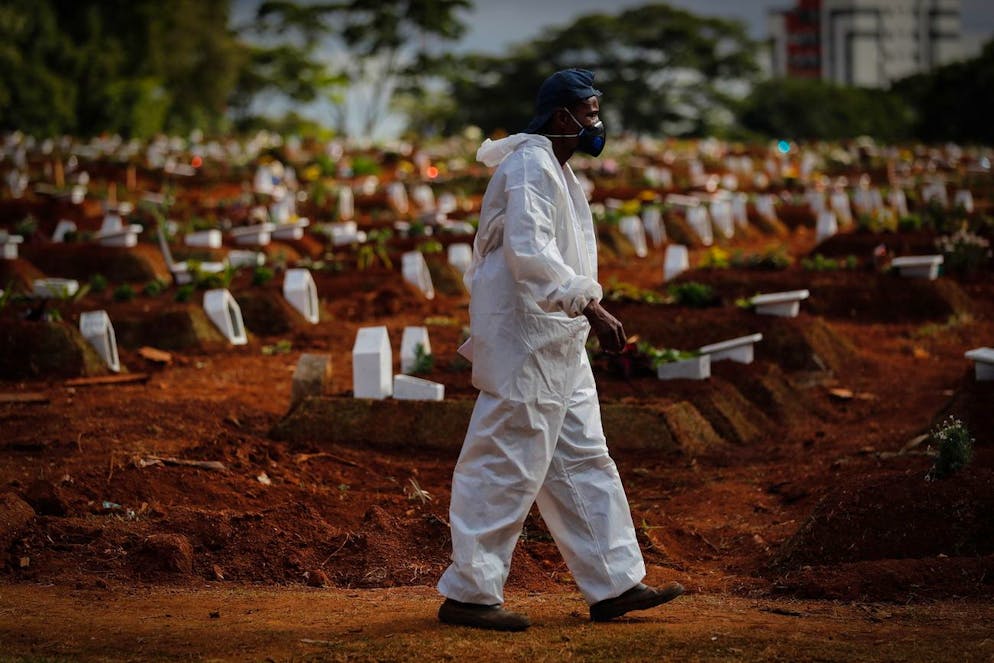 Un homme travaille à enterrer les victimes du covid-19 dans le cimetière de Vila Formosa, à Sao Paulo, Brésil, le 29 avril 2021.