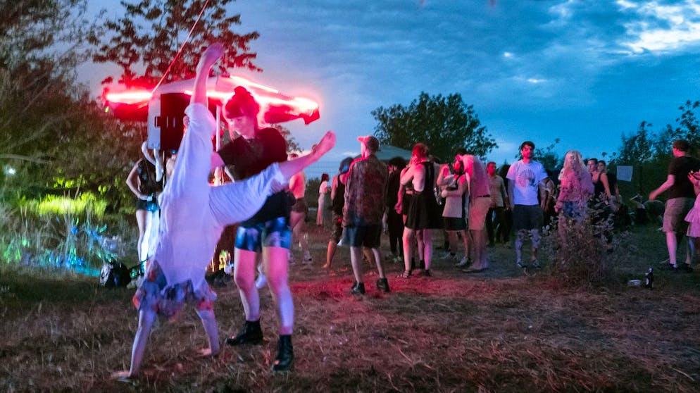 Während in Berlin die Clubs seit über einem Jahr wegen Corona geschlossen sind, finden in der Stadt immer wieder illegale Partys im Freien statt.