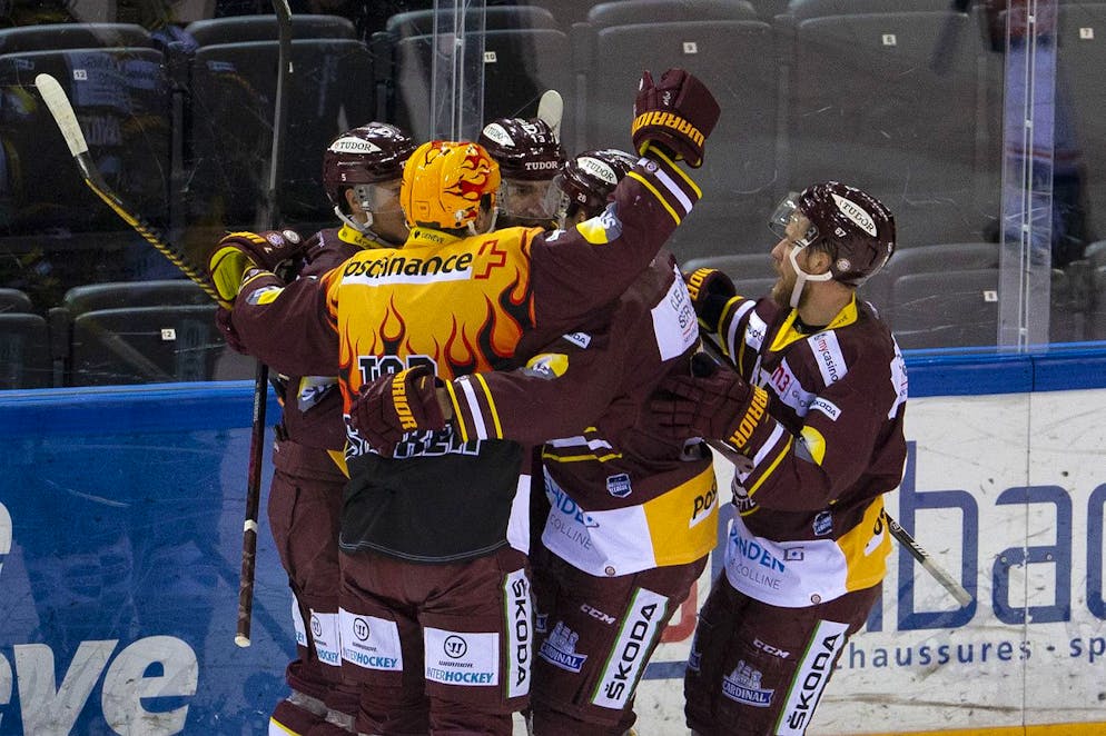 Geneve-Servette's players celebrate their goal after scoring the 1:0, during the second leg of the National League Swiss Championship semifinal playoff game between Geneve-Servette HC and ZSC Lions, at the ice stadium Les Vernets, in Geneva, Switzerland, Tuesday, April 27, 2021. The game is played behind closed doors due to the coronavirus COVID-19 pandemic. (KEYSTONE/Salvatore Di Nolfi)