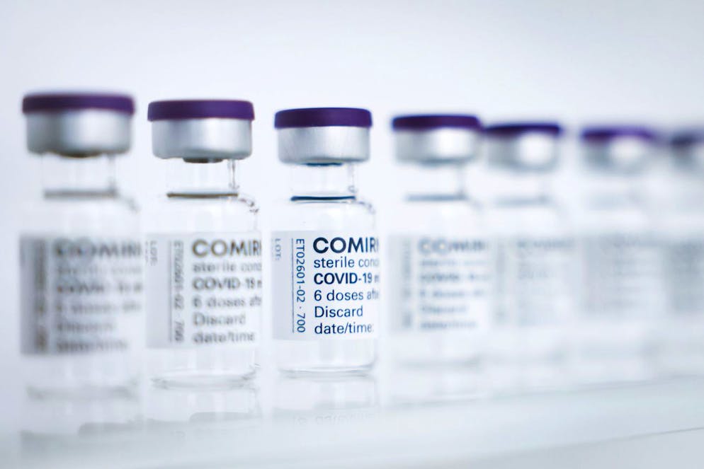 30.04.2021, Schleswig-Holstein, Reinbek: Fläschchen mit dem Impfstoff Comirnaty von Biontech/Pfizer stehen in den Produktionsstätten von Allergopharma in Reinbek bei Hamburg zum offiziellen Start der Produktion des Impfstoffes hier. Foto: Christian Charisius/dpa/Pool/dpa +++ dpa-Bildfunk +++ (KEYSTONE/DPA/Christian Charisius)