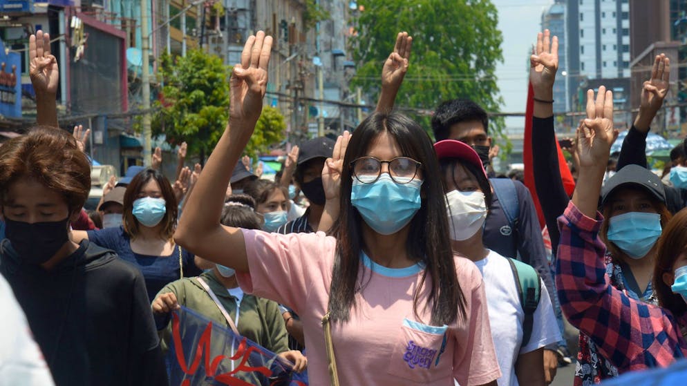 Anti-Putsch-Demonstranten zeigen während eines Protests in Rangun gegen die Militärregierung den Drei-Finger-Gruss als Zeichen des Protests.
