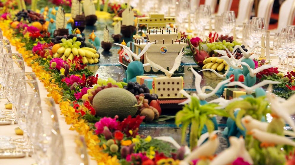 epa05963199 A view on food sculptures on a table ahead a welcome banquet for the Belt and Road Forum at the Great Hall of the People in Beijing, China, 14 May 2017. EPA/WU HONG / POOL / POOL