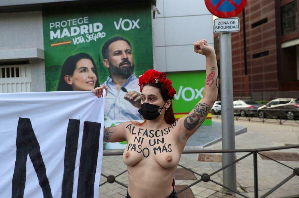 Coraggio da vendere!. Una militante Femen svela sul suo petto l'iscrizione «Fascismo, non un passo di più» durante una manifestazione davanti alla sede del partito di estrema destra spagnolo VOX a Madrid, Spagna. (30 aprile 2021)