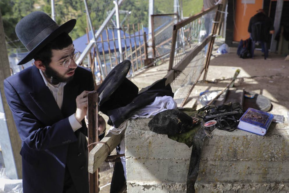 Un juif ultra orthodoxe regarde des restes d'effets personnels sur le site où des décès ont été signalés pendant la fête de Lag BaOmer au Mont Meron dans le nord d'Israël, vendredi 30 avril 2021. Une bousculade lors de la fête religieuse à laquelle participent des dizaines de milliers de juifs ultra-orthodoxes dans le nord d'Israël a tué des dizaines de personnes et en a blessé plus de 100 autres tôt vendredi, selon des responsables médicaux, dans l'une des catastrophes civiles les plus meurtrières du pays.