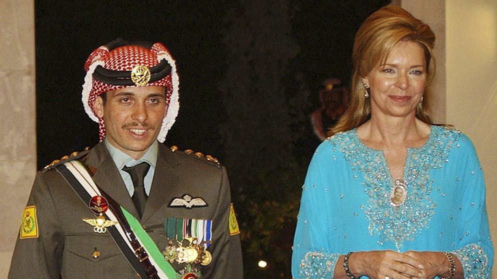 Le prince Hamza avec sa mère la reine Noor en 2004 (archives).