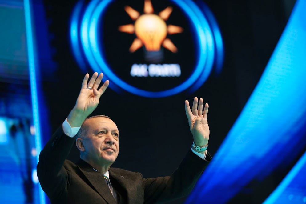 Une photo distribuée par le bureau de presse du président turc montre le président turc Tayyip Erdogan acclamant ses partisans lors du Grand Congrès du parti AK au pouvoir, à Ankara, Turquie, le 24 mars 2021.