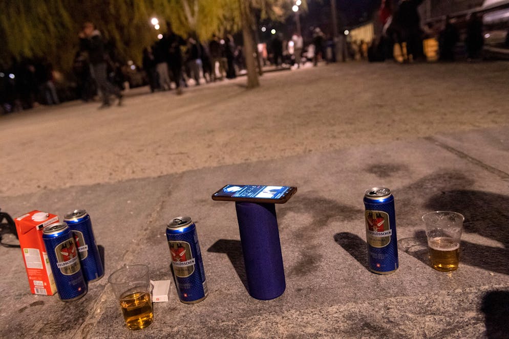 Lugano: movida. Foce del Cassarate, assembramenti. Nella foto ritrovo giovani alla Foce del Cassarate . Birra e musica. © Ti-Press / Francesca Agosta