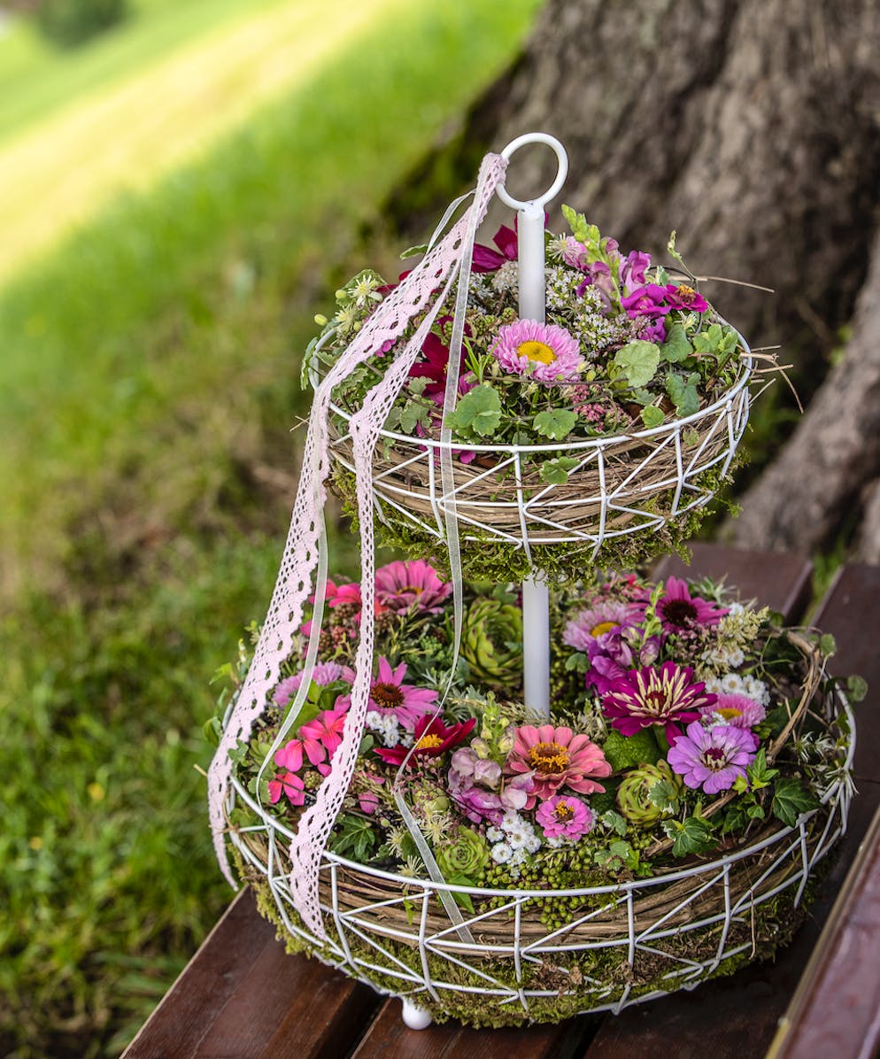 Die Etagere ist die perfekte Begleiterin für alle, die an Sommerabenden gerne mit Freunden und Verwandten an langen Tafeln speisen.