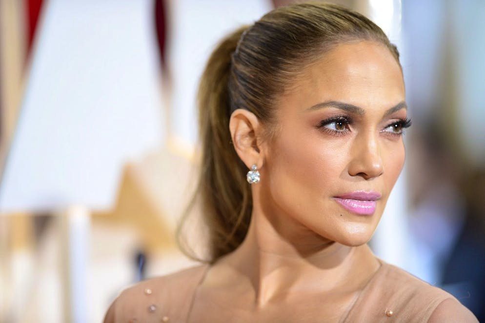 epa04633058 Jennifer Lopez arrives for the 87th annual Academy Awards ceremony at the Dolby Theatre in Hollywood, California, USA, 22 February 2015. The Oscars are presented for outstanding individual or collective efforts in 24 categories in filmmaking. EPA/PAUL BUCK