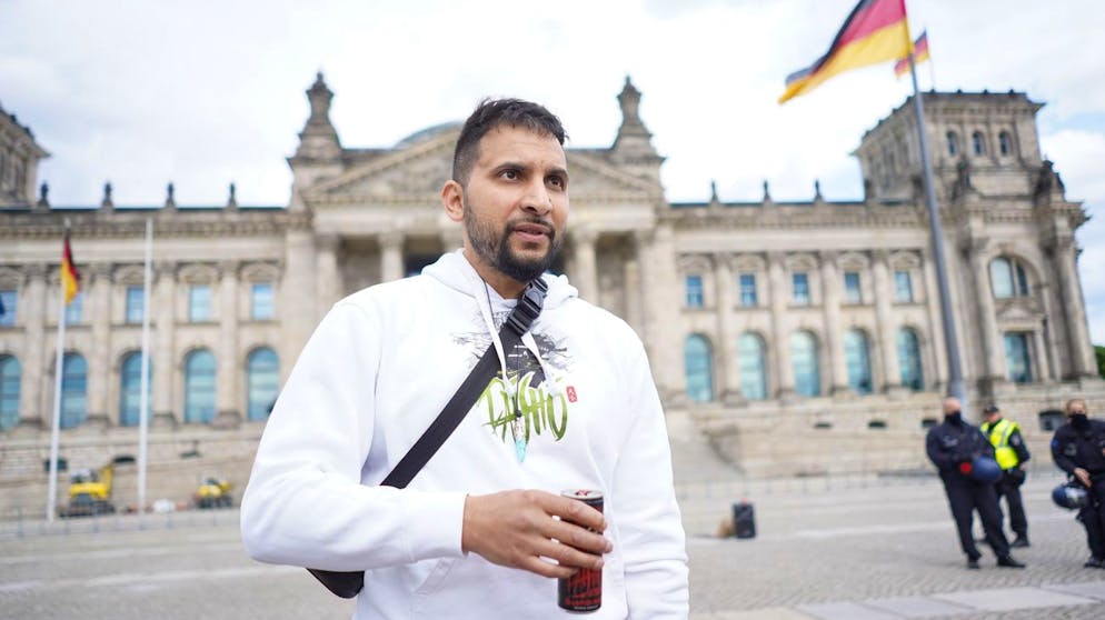 Der deutsche Koch Attila Hildmann ist während der Corona-Pandemie mit der Verbreitung von Verschwörungstheorien aufgefallen.