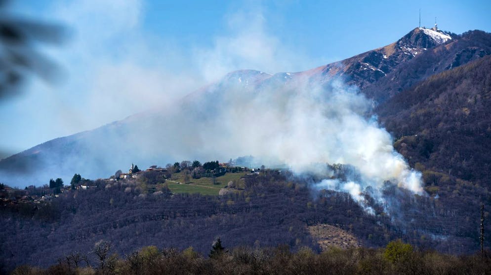 Die Feuerwehr bekaempft einen Waldbrand beim Monte Ferraro in der Gemeinde Alto Malcantone in der Naehe der Stadt Arosio, am Dienstag, 6. April 2021. Nach dem Brand vom Dienstag im Malcantone hat es am Mittwoch in drei weiteren Tessiner Waeldern zu brennen begonnen: im Valle di Muggio, oberhalb von Cugnasco sowie bei Camignolo. (KEYSTONE/Ti-Press/Pablo Gianinazzi)