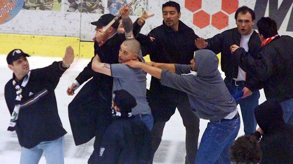 Die Ultras von der Curva Nord, Fans des HC Lugano, veranstalten am Samstag, 7. April 2001, in Lugano nach dem letzten Playoff-Finalspiel der Eishockey-NLA gegen die ZSC Lions, eine wueste Schlaegerei, nachdem der ZSC mit einem Tor zum Sudden Death den Meistertitel gewonnen hat. (KEYSTONE/Alessandro della Valle)