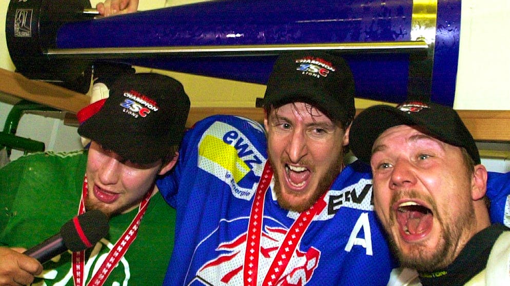 In der Garderobe der ZSC Lions freuen sich, von links nach rechts, Mathias Seger, Michael Zeiter, und der Torschuetze zum 2:1, Morgan Samuelsson, nach dem Eishockely Playoff Finalspiel zwischen dem HC Lugano und dem ZSC, in der Resega Eishalle von Lugano, am Samstag, 7. April 2001. (KEYSTONE/Karl Mathis) === ELECTRONIC IMAGE ===