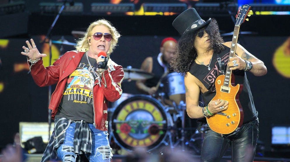 epa06010915 US singers of Guns N´Roses Axl Rose and Slash perform on the stage during a concert at Vicente Calderon stadium, Madrid, Spain, 04 June 2017. EPA/VICTOR LERENA