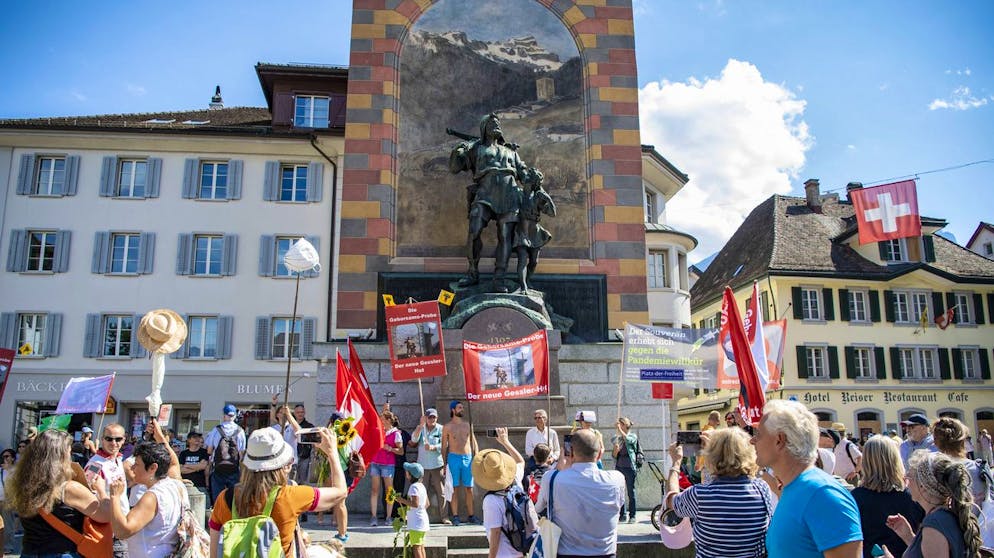 Die Demonstranten vor dem Tell Denkmal in Altdorf anlaesslich eines Demonstrationsspaziergangs gegen die Maskenpflicht und deren Nutzen von Flueelen zum Tell-Denkmal nach Altdorf vom Samstag, 5. September 2020. (KEYSTONE/Urs Flueeler)