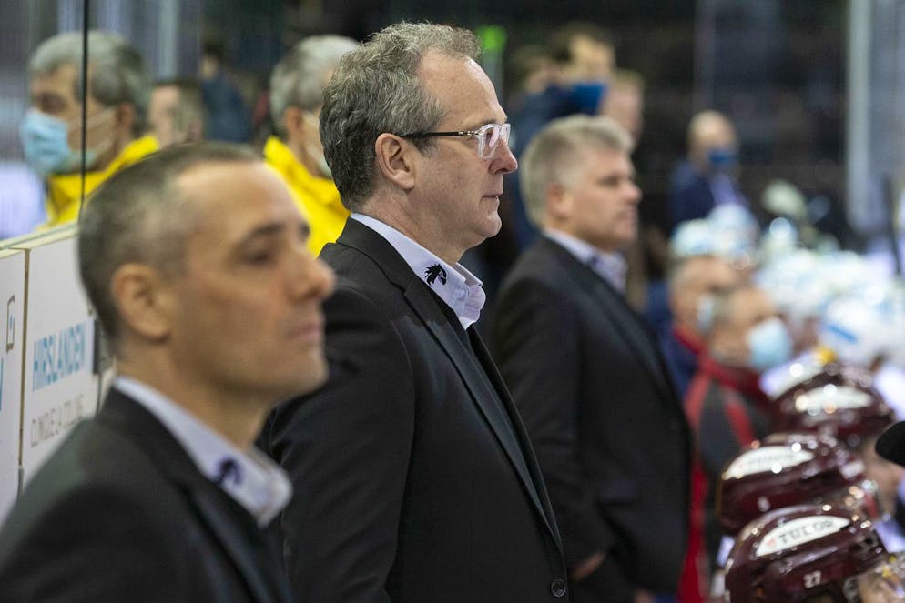 Geneve-Servette's Head coach Patrick Emond, center, looks the game, during a National League regular season game of the Swiss Championship between Geneve-Servette HC and EV Zug, at the ice stadium Les Vernets, in Geneva, Switzerland, Tuesday, February 23, 2021. The game is played behind closed doors due to the coronavirus COVID-19 pandemic. (KEYSTONE/Salvatore Di Nolfi)