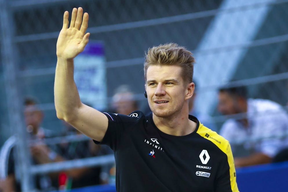 epa07860694 German Formula One driver Nico Hulkenberg of Renault waves at fans during the drivers' parade ahead of the Singapore Formula One Grand Prix in Singapore, 22 September 2019. EPA/DIEGO AZUBEL