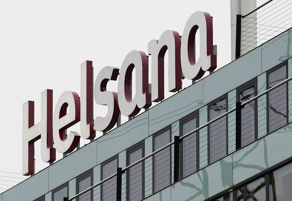 Der Schriftzug der Krankenkasse Helsana, aufgenommen am Mittwoch, 5. Februar 2014, am Hauptsitz in Duebendorf. Heute hat Helsana im Rahmen einer Pressekonferenz die Zahlen fuer das Jahr 2013 bekannt gegeben. (KEYSTONE/Steffen Schmidt)