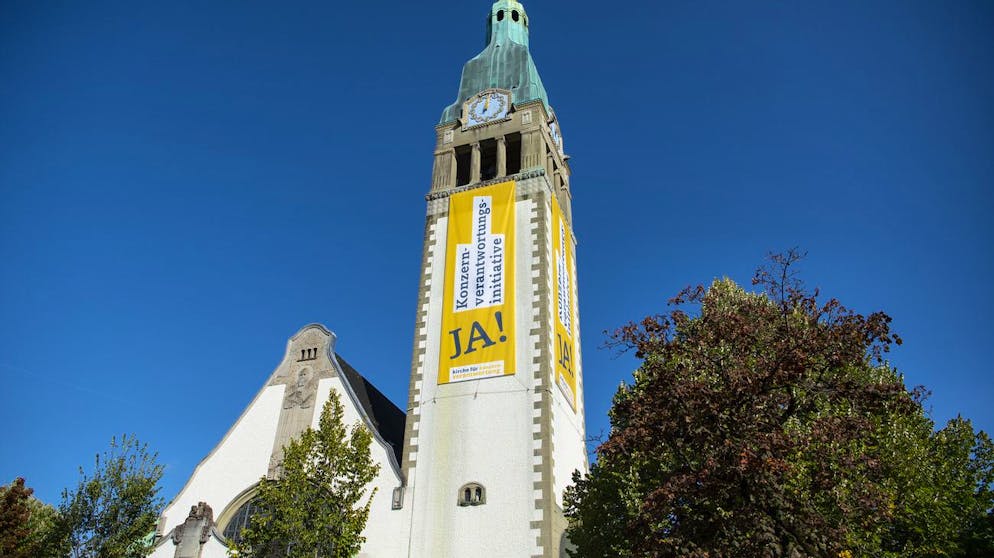 Uebergrosse Banner zur Konzernverantwortungsinitiative haengen an der reformierten Pauluskirche, am Montag, 19. Oktober 2020, in Bern. Ueber die Eidgenoessische Vorklage wird am 29. November abgestimmt. (KEYSTONE/Peter Schneider)