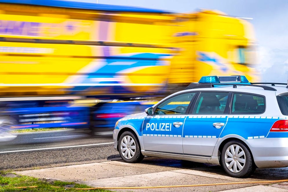 06.04.2021, Niedersachsen, Leer: Ein Einsatzfahrzeug der Polizei steht an der deutsch-niederländischen Grenze. Nach der Einstufung der Niederlande als Hochinzidenzgebiet will die Bundespolizei die Überwachung der Grenze intensivieren. Foto: Sina Schuldt/dpa +++ dpa-Bildfunk +++ (KEYSTONE/DPA/Sina Schuldt)