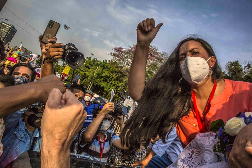 La candidate présidentielle d'Ensemble pour le Pérou, Veronika Mendoza, salue la foule lors d'une rencontre avec des jeunes, à Lima, Pérou, le 6 avril 2021.