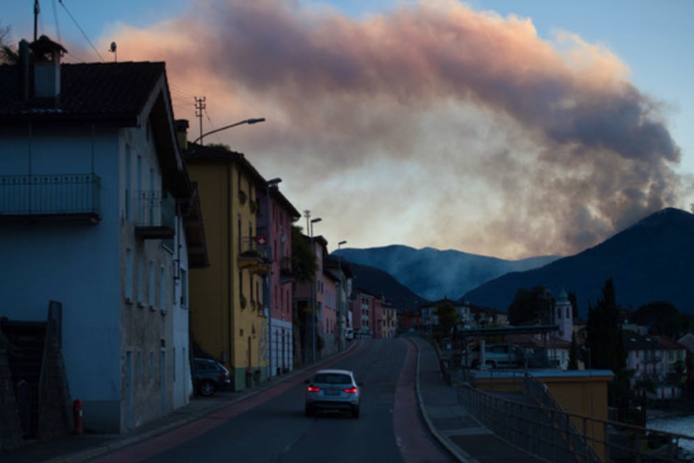 Nella foto una veduta dal paese di Vira Gambarogno, del vasto incendio in Valle Canobina sopra il paese di Cannobbio in Italia confinante con la Svizzera.