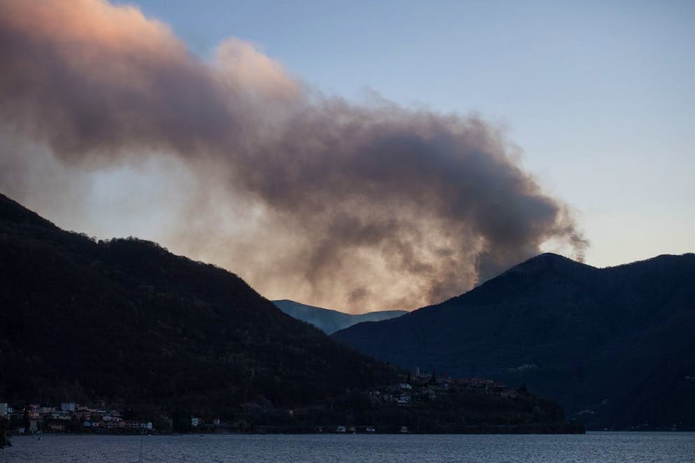Blick vom Dorf Vira Gambarogno auf das ausgedehnte Feuer im Cannobinatal oberhalb des Dorfes Cannobbio in Italien an der Grenze zur Schweiz, am Mittwoch, 7. April 2021. Nach dem Brand vom Dienstag im Malcantone hat es am Mittwoch in drei weiteren Tessiner Waeldern zu brennen begonnen: im Valle di Muggio, oberhalb von Cugnasco sowie bei Camignolo. (KEYSTONE/Ti-Press/Alessandro Crinari)