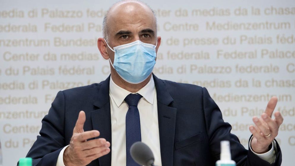 Bundesrat Alain Berset spricht an einer Medienkonferenz ueber die neusten Entscheide des Bundesrates zur Coronavirus-Pandemie, am Mittwoch 31. Maerz 2021, in Bern. (KEYSTONE/Marcel Bieri)