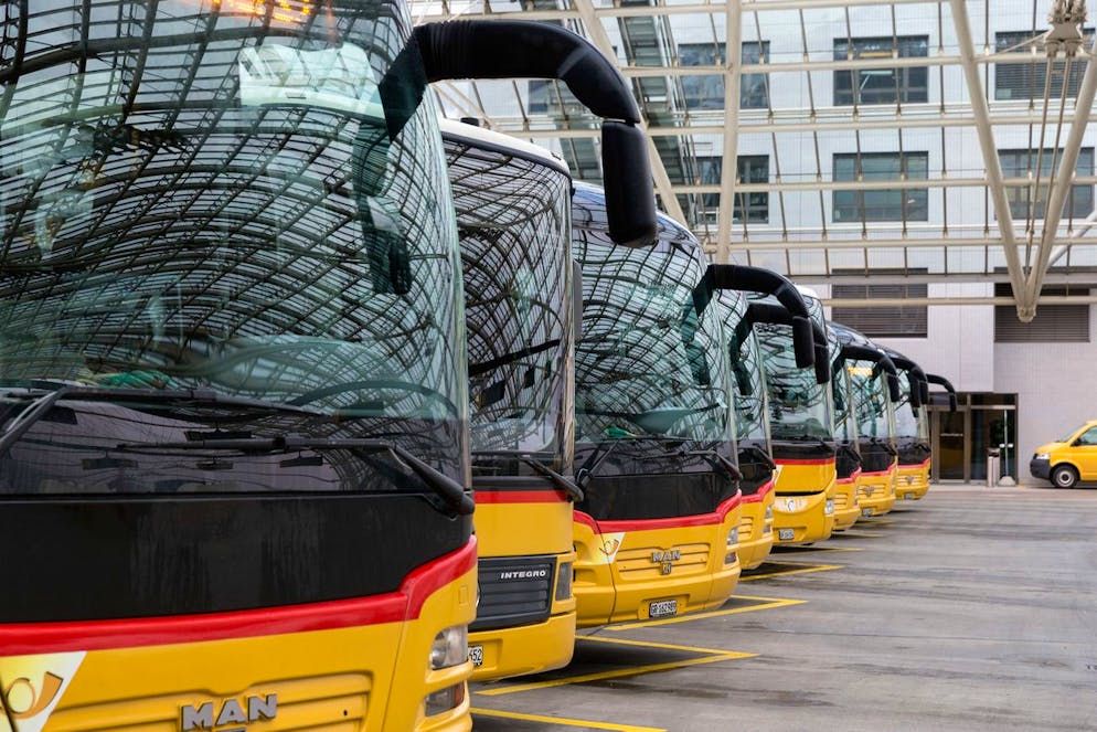 Postautos auf dem Postautodeck im Bahnhof in Chur, am Freitag, 24. Januar 2014. (KEYSTONE/Arno Balzarini)