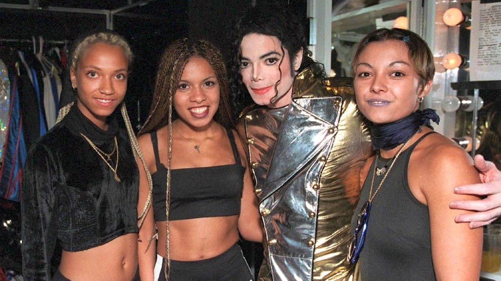 US mega pop star Michael Jackson poses with Ricky, Lee and Jazzy (l-r) of the German girlie rap group Tic Tac Toe prior to his concert in Cologne's Muengersdorfer Stadium 05 June. Following Michael Jackson's wish, Tic Tac Toe will perform as warm-up act during his concerts in Gelsenkirchen on 15 June and at the Hockenheimring on 10 August.