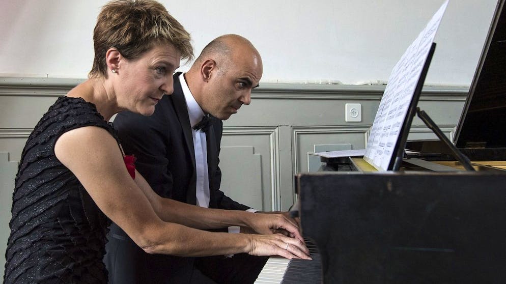 Die Bundesraete Simonetta Sommaruga, links, und Alain Berset spielen zusammen Klavier beim Jubilaeum 125 Jahre SP Schweiz, am Samstag, 7. September 2013 in Bern. (KEYSTONE/Peter Schneider)