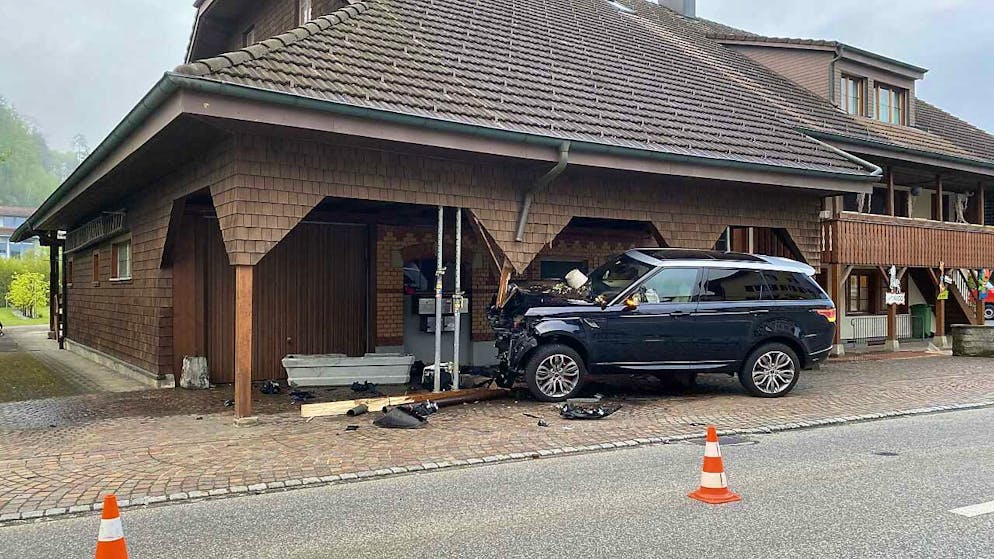 Der 18-Jährige prallte mit dem Wagen seines Vaters in Brittnau AG in einen Brunnen und beschädigte ein Haus.