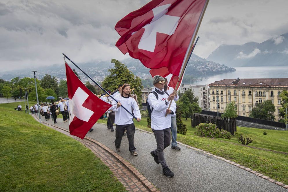 Demonstrationsteilnehmer der Trychler an einer Anti-Corona-Kundgebung, aufgenommen am Samstag, 1. Mai. 2021, in Lugano. (KEYSTONE/TI-PRESS/Pablo Gianinazzi)
