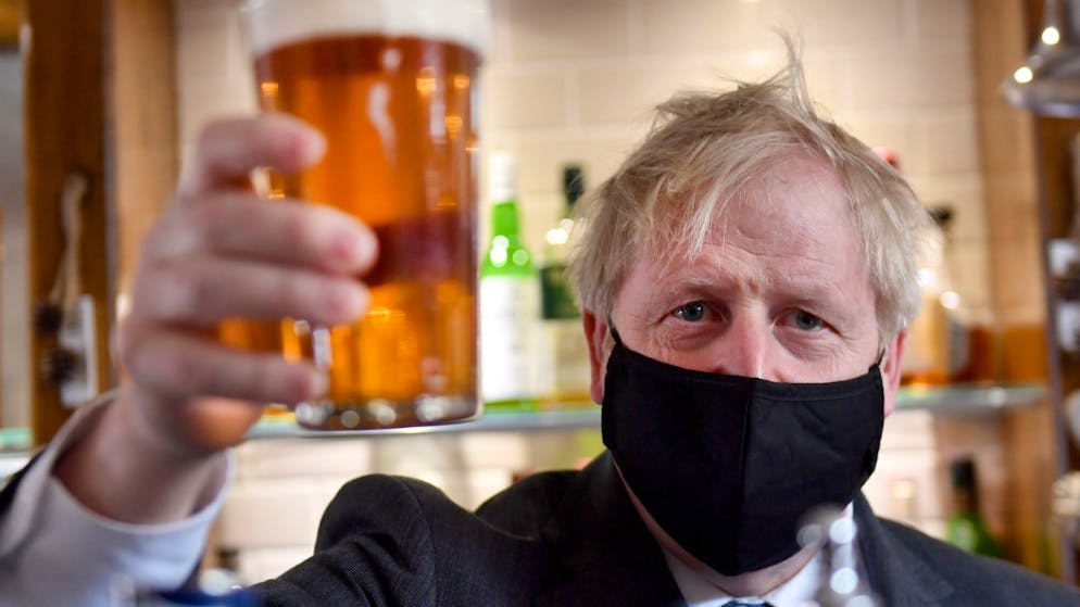 Wie der Premier, so seine Landsleute: Nicht nur Boris Johnson trinkt gerne ein kühles Bier.