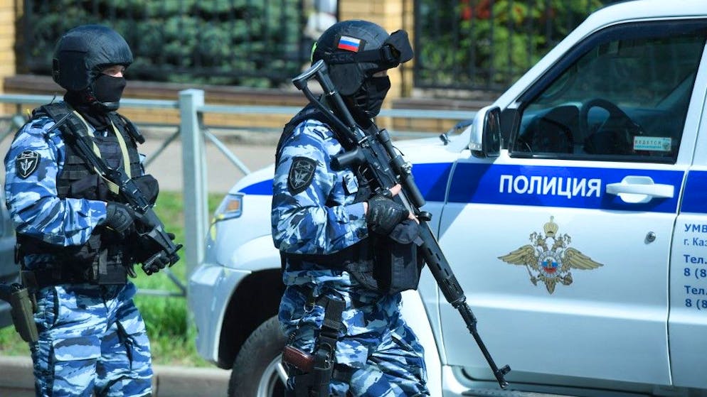 6541190 11.05.2021 Riot police officers work at the scene of a shooting at Gymnasium No. 175 in Kazan, Russia's Republic of Tatarstan. According to preliminary data, six schoolchildren and a teacher were killed. The suspected attacker, a 17-year-old male, was detained earlier in the day. Maksim Bogodvid / Sputnik (Photo by Maksim Bogodvid / Sputnik / Sputnik via AFP)