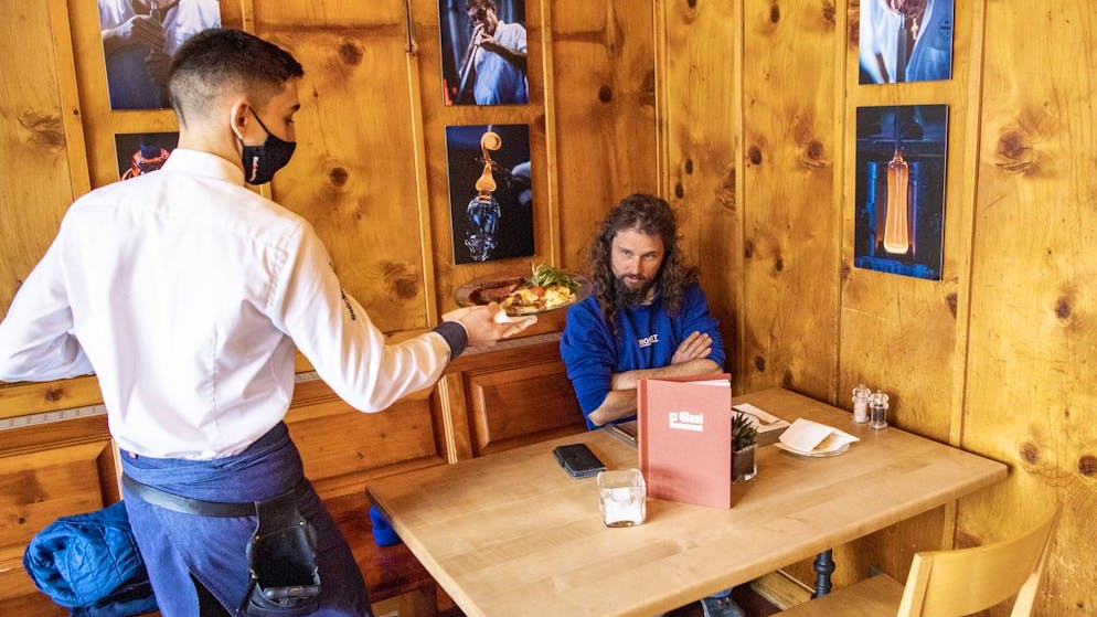 Ein Handwerker geniesst die Mittagspause und das Mittagsmenue im Glasi Restaurant Adler in Hergiswil im Kanton Nidwalden, am Montag, 15. Maerz 2021, waehrend der Coronapandemie. Im Kanton Nidwalden duerfen ausgewaehlte Restaurants als sogenannte ''Beizer fuer Bueezer'' ueber die Mittagszeit fuer Arbeiterinnen und Arbeiter aus dem Landwirtschafts- bzw. Bausektor sowie Handwerker und Berufstaetige auf Montage trotz den Corona-Beschraenkungen oeffnen. (KEYSTONE/Urs Flueeler)