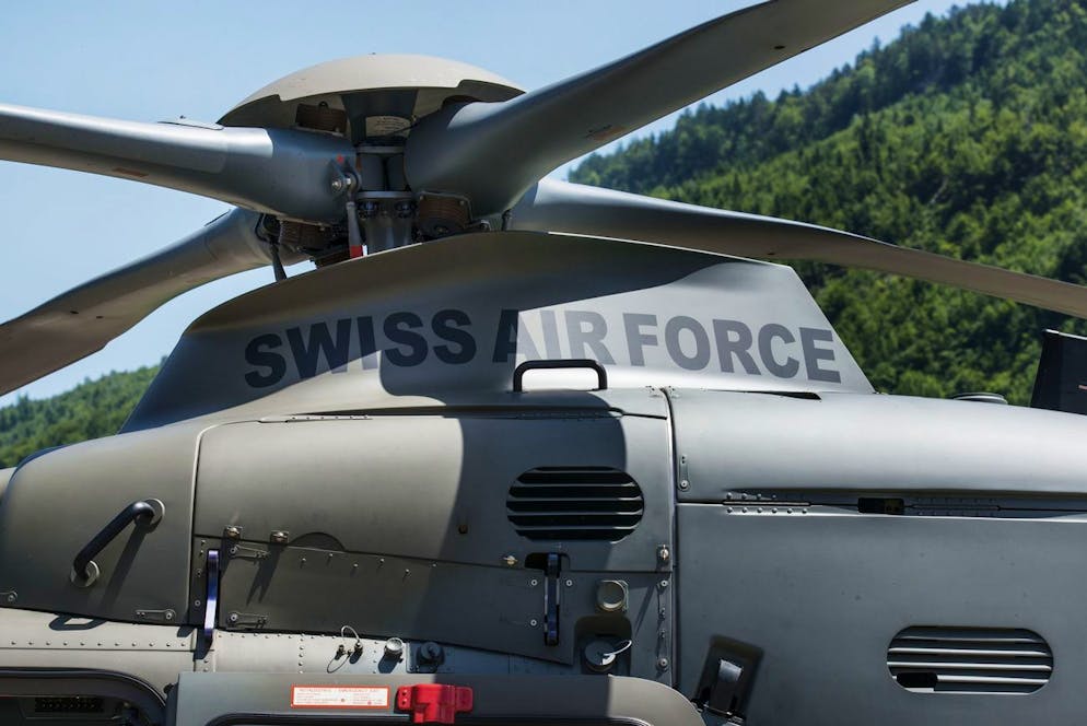 The upper part of a helicopter of the Swiss Air Force, pictured on June 18, 2013, at the Swiss military air base Alpnach, canton of Obwalden, Switzerland. The Swiss Armed Forces trains helicopter pilots at this airport. (KEYSTONE/Christian Beutler)
Der obere Bereich eines Helikopters der Schweizer Luftwaffe, aufgenommen am 18. Juni 2013 auf dem Militaerflugplatz Alpnach, Kt. Obwalden. Die Schweizer Armee bildet auf dem Militaerflugplatz Alpnach Helikopterpiloten aus. (KEYSTONE/Christian Beutler)