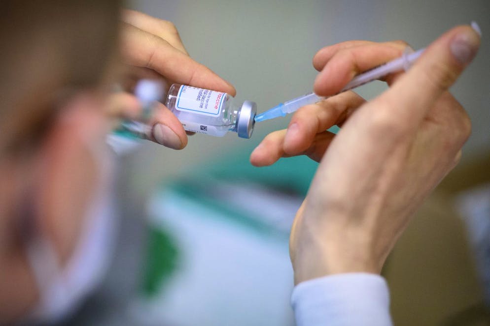 Un preparateur remplit une seringue avec vaccin de Moderna contre la Covid-19 lors de l'inauguration du centre de vaccination de Montreux pendant la pandemie de Coronavirus (Covid-19) ce lundi 26 avril 2021 au Montreux Music & Convention Center, 2M2C a Montreux. (KEYSTONE/Laurent Gillieron)