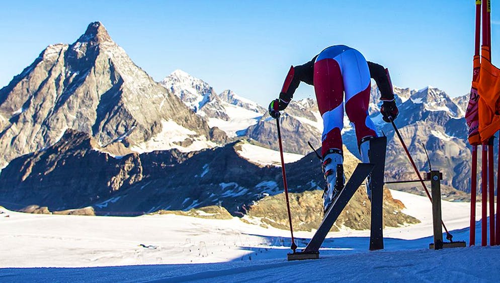 Michelle Gisin, la skieuse suisse en action lors d'un entrainement de l'equipe suisse de ski alpin sur le glacier du Theodule a 3'883 metres d'altitude sous le Petit Cervin (Klein Matterhorn) le jeudi 6 aout 2020 a Zermatt. (KEYSTONE/Jean-Christophe Bott)