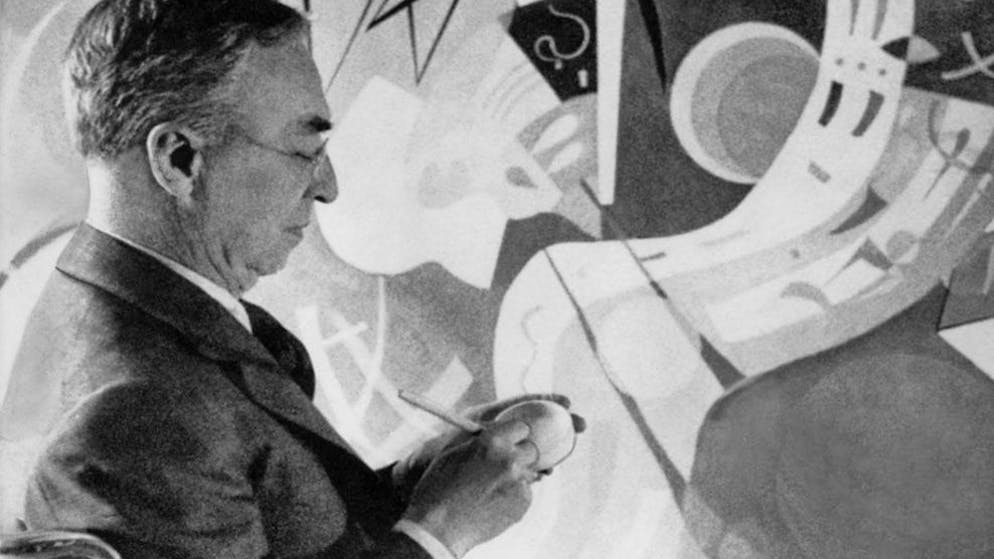 Der russische Maler Wassily Kandinsky in seinem Atelier in Neuilly-sur-Seine, Frankreich, vor seinem 1936 entstandenen Bild «Herrschende Kurve». (Archiv)