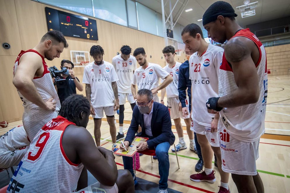 Massagnos Trainer Robbi Gubitosa, Mitte, waehrend des Meisterschaftsspiels der Swiss Basket League zwischen SAM Massagno und Union Neuchatel, am Samstag, 3. April 2021, in Massagno. (KEYSTONE/Ti-Press/Pablo Gianinazzi)
