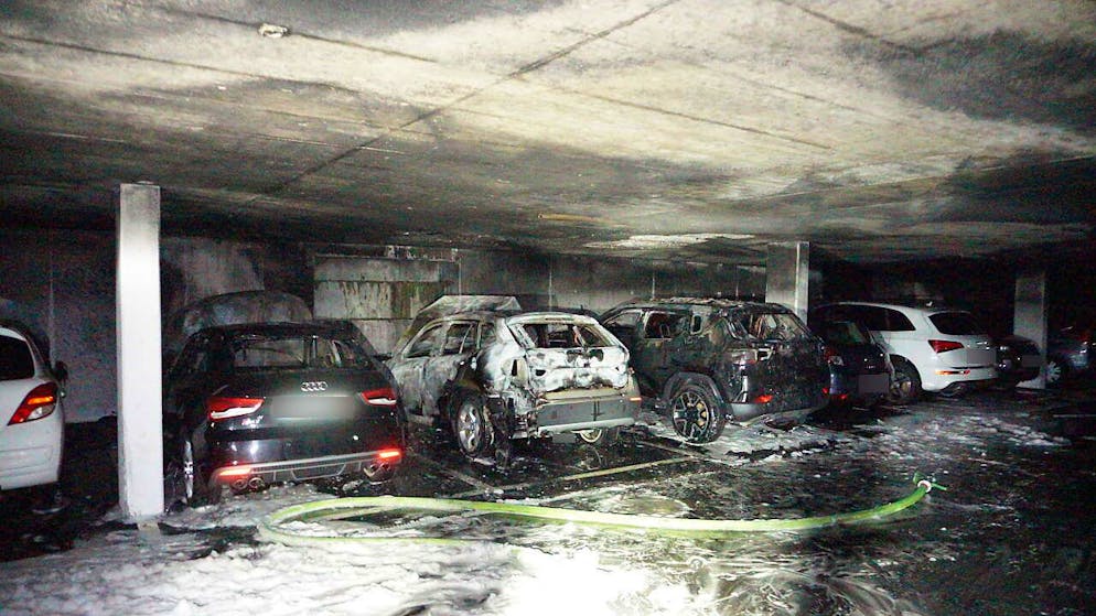 Numerose le auto carbonizzate.