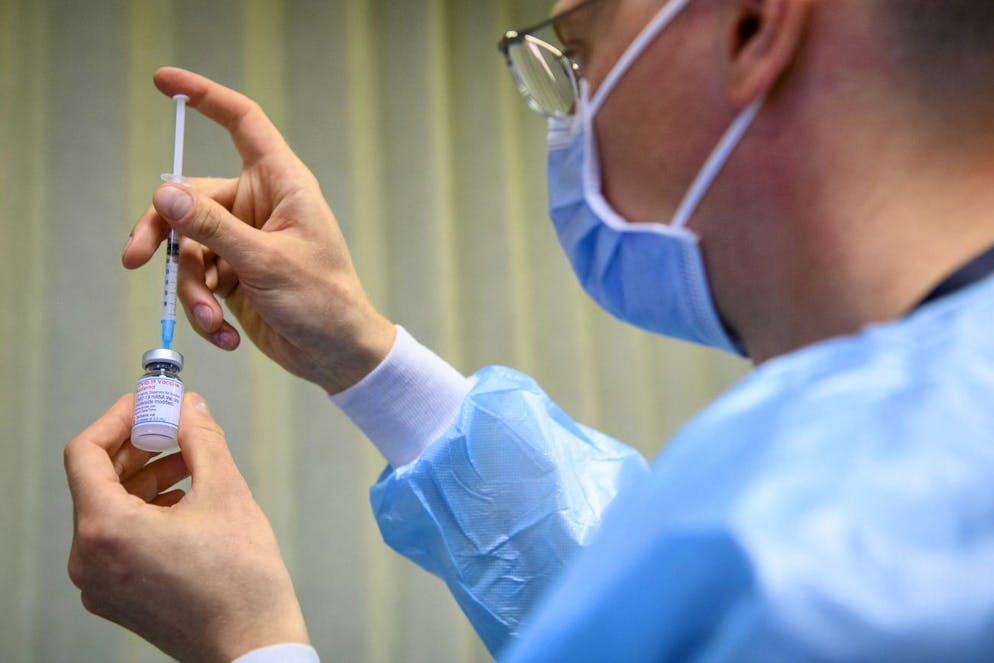 Un preparateur remplit une seringue avec vaccin de Moderna contre la Covid-19 lors de l'inauguration du centre de vaccination de Montreux pendant la pandemie de Coronavirus (Covid-19) ce lundi 26 avril 2021 au Montreux Music & Convention Center, 2M2C a Montreux. (KEYSTONE/Laurent Gillieron)