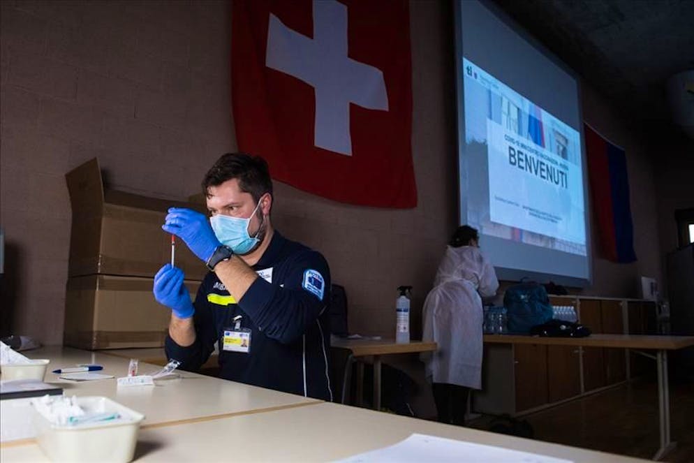 Continuano a scendere i dati legati alla pandemia di coronavirus in Ticino, ma non nei Grigioni.