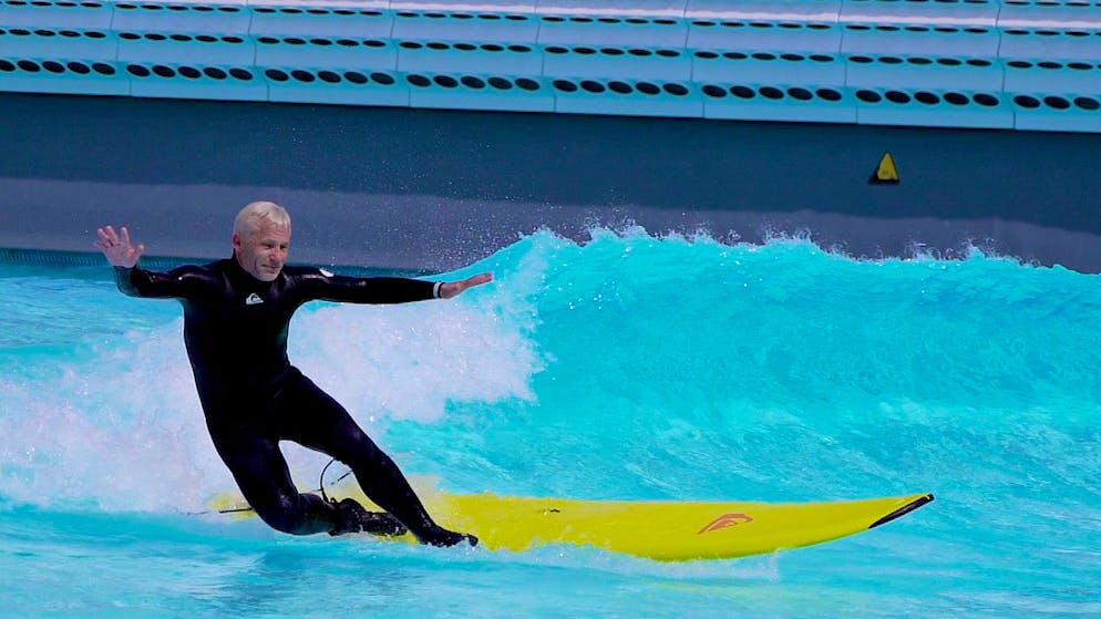 Wellenreiten im Wallis. Ein wilder Ritt – meine erste Surfstunde mit 54