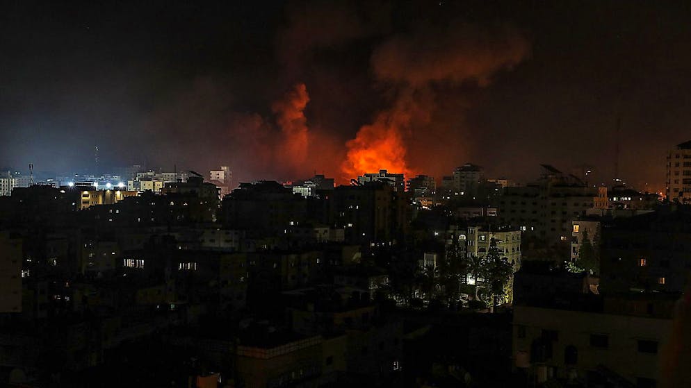La scorsa notte Israele ha compiuto almeno 55 attacchi aerei sulla Striscia di Gaza. Secondo testimoni sul campo sentiti da al Jazeera sono stati bombardamenti "più pesanti, più ampi e durati più a lungo" rispetto ai raid di ieri, in cui erano morti 42 palestinesi.
