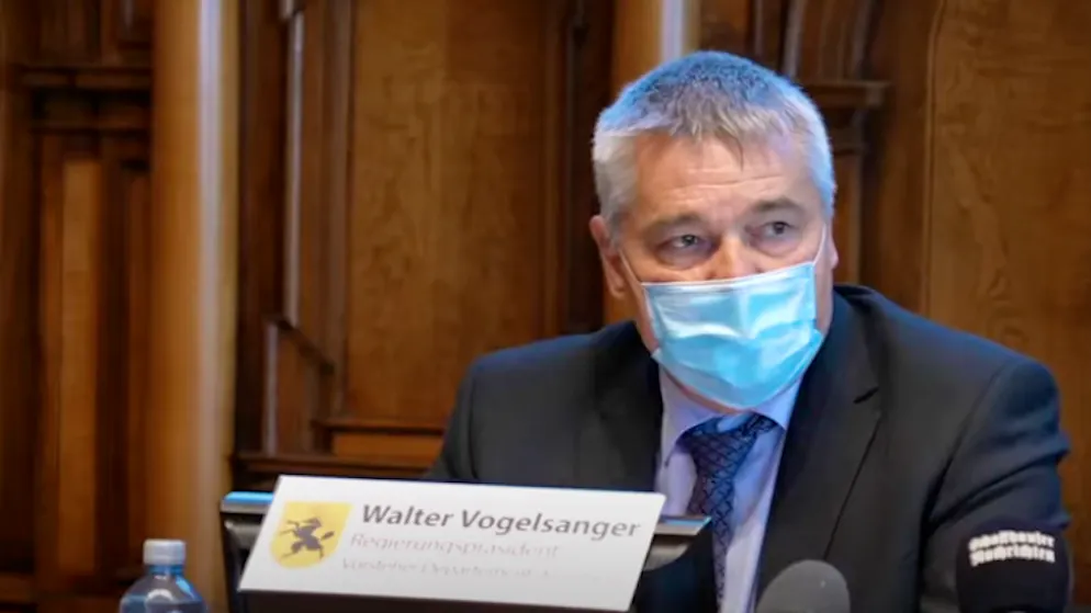 Walter Vogelsanger spricht vor den Medienvertretern.