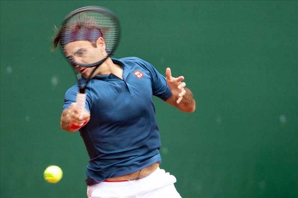 Roger Federer of Switzerland returns a ball to Pablo Andujar of Spain during their men's second round match, at the ATP 250 Geneva Open tournament in Geneva, Switzerland, Tuesday, May 18, 2021. The matches of the Geneva Open are played in front of 100 spectators due to preventive measure against the spread the coronavirus COVID-19. (KEYSTONE/Salvatore Di Nolfi)